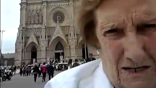 Dos abuelas que quieren llevarse de recuerdo una foto, pero parece una misión imposible