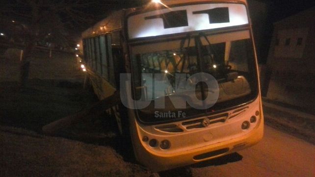 Un colectivo de la línea 11 cayó a una zanja por segunda vez en una semana Un colectivo de la línea 11 cayó a una zanja por segunda vez en una semana