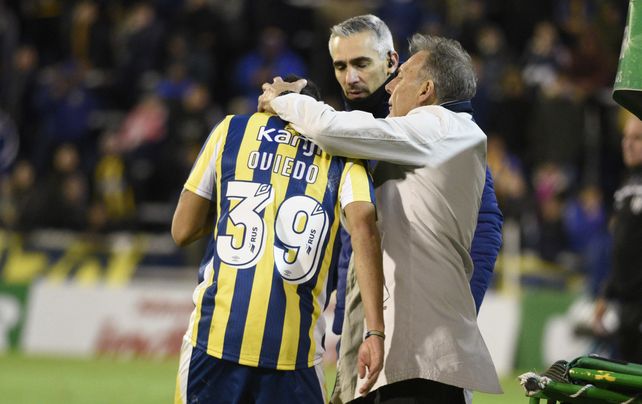 Elección central. Russo saluda a Oviedo, tras la lesión, en el último partido como titular del delantero.