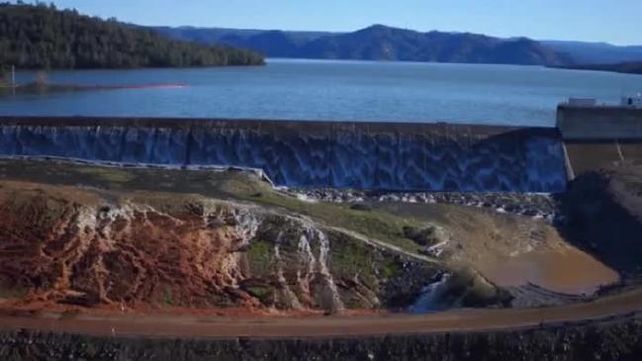Casi 200.000 evacuados por daños en una presa en California