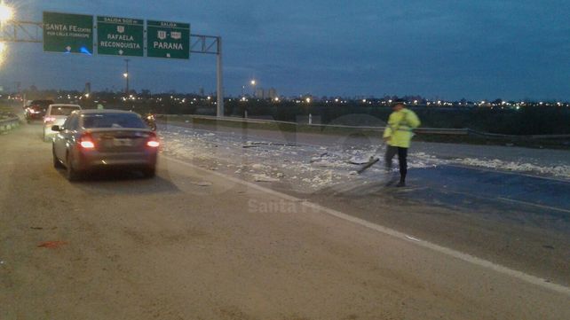 El choque entre dos camiones produjo gran caos vehicular en el ingreso a la ciudad