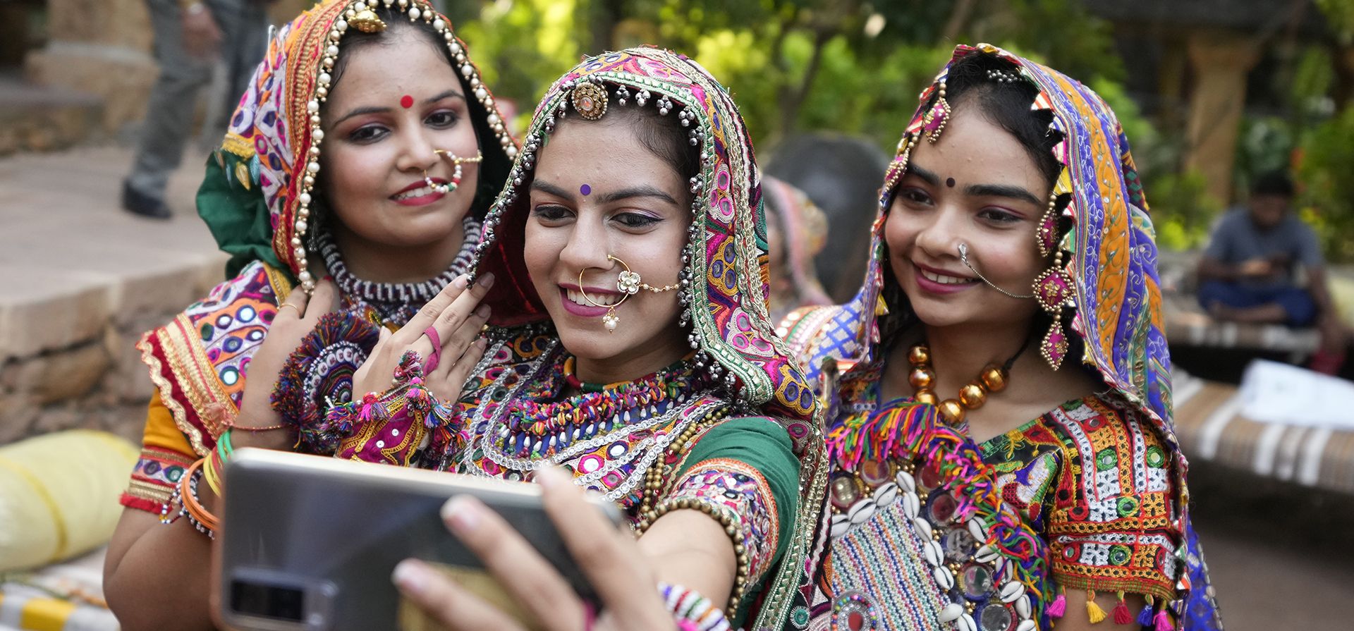 Mujeres vestidas con un atuendo tradicional se toman una selfie mientras practican Garba, la danza tradicional del estado de Gujarat, antes de Navratri en Ahmedabad, India, el martes 20 de septiembre de 2022. El festival hindú de Navratri, o nueve noches, comenzará el 1 de septiembre.