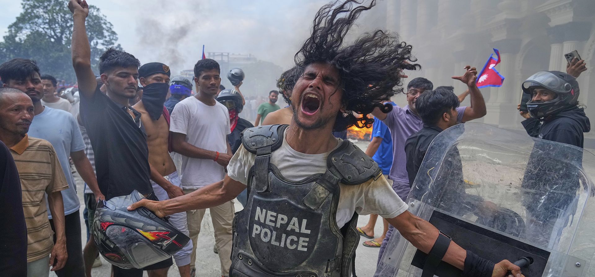Un manifestante con chaleco antibalas de policía y escudo grita consignas en el Singha Durbar, sede de los ministerios y oficinas del gobierno de Nepal, durante una protesta contra la prohibición de las redes sociales y la corrupción en Katmandú, Nepal, el martes 9 de septiembre de 2025. (Foto AP/Niranjan Shrestha) Un manifestante con chaleco antibalas de policía y escudo grita consignas en el Singha Durbar, sede de los ministerios y oficinas del gobierno de Nepal, durante una protesta contra la prohibición de las redes sociales y la corrupción en Katmandú, Nepal, el martes 9 de septiembre de 2025. (Foto AP/Niranjan Shrestha)