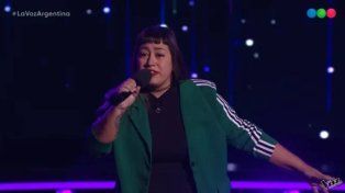 Vanina Barón interpretó Se fue de Laura Pausini en La Voz Argentina y estuvo acompaña por su hermana y su madre.