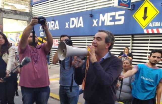 Megáfono en mano. El intendente Pablo Javkin tomó la decisión de ordenar e informar a las cientos de personas que ganaron la calle.