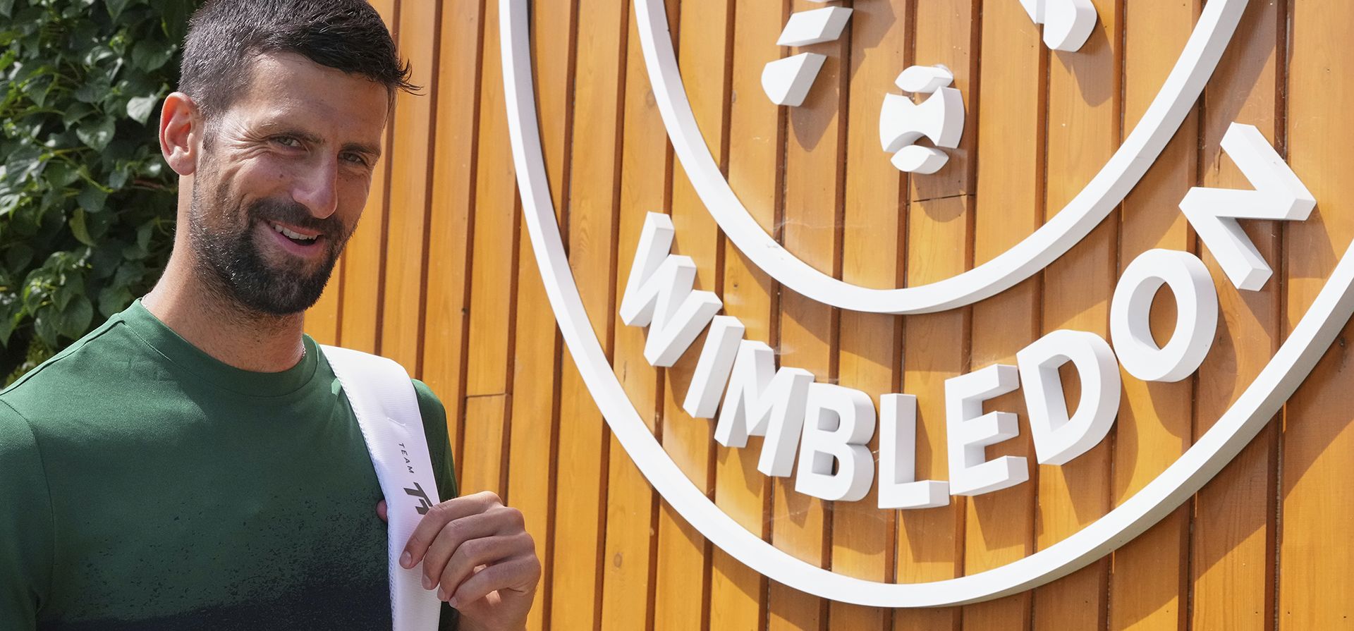 Novak Djokovic de Serbia sonríe al llegar a una sesión de práctica en el All England Lawn Tennis and Croquet Club, antes del Campeonato de Wimbledon en Londres, el miércoles 25 de junio de 2025. (Foto AP/Kirsty Wigglesworth) Novak Djokovic de Serbia sonríe al llegar a una sesión de práctica en el All England Lawn Tennis and Croquet Club, antes del Campeonato de Wimbledon en Londres, el miércoles 25 de junio de 2025. (Foto AP/Kirsty Wigglesworth)