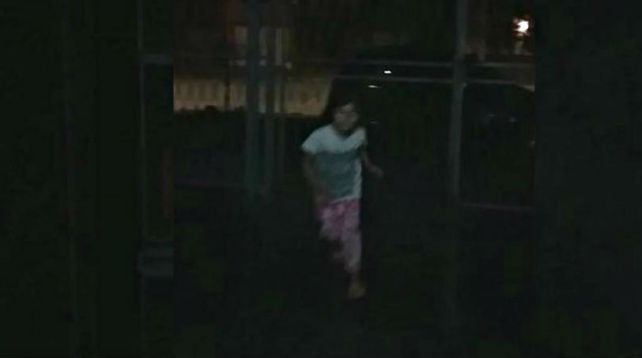 ¿Fantasma? Una niña vivió una situación difícil en el jardín de su casa en Tucumán.
