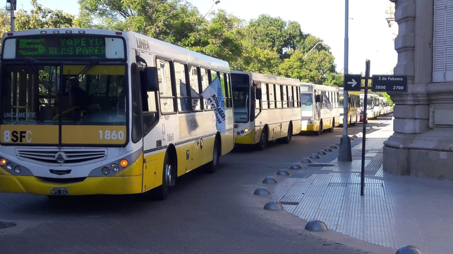 Conflicto sin salida: los colectivos salieron a la calle en protesta por la falta de pago