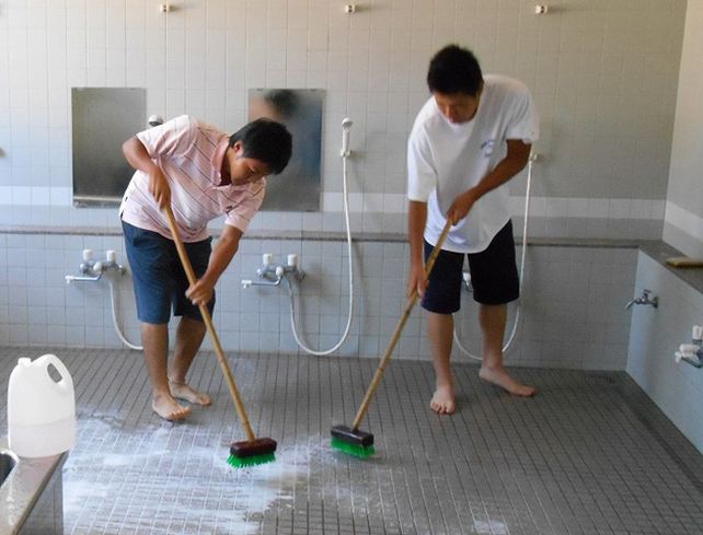 Por qué en Japón obligan a los chicos, además de estudiar,  a limpiar los baños de las escuelas