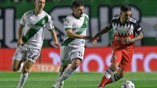 El paranaense Eric Remedi marca a Manuel Lanzini. River empató con Banfield.