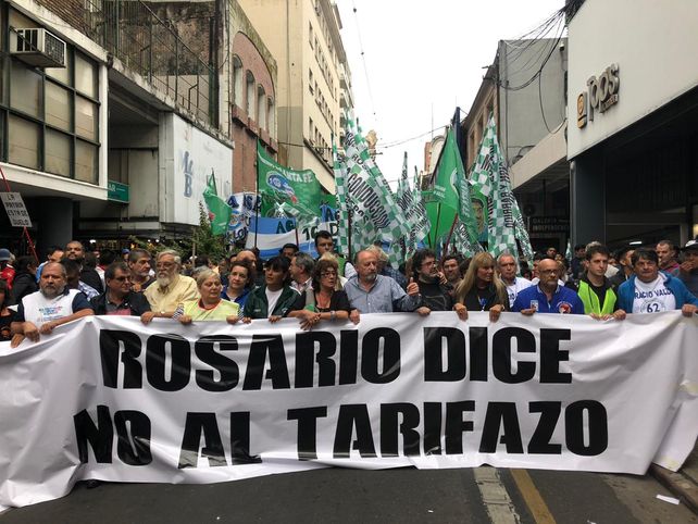 Los referentes de las organizaciones sociales y sindicales encabezan la marcha.