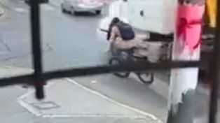 Una ciclista está grave tras ser atropellada por un camión en Mendoza e Iriondo