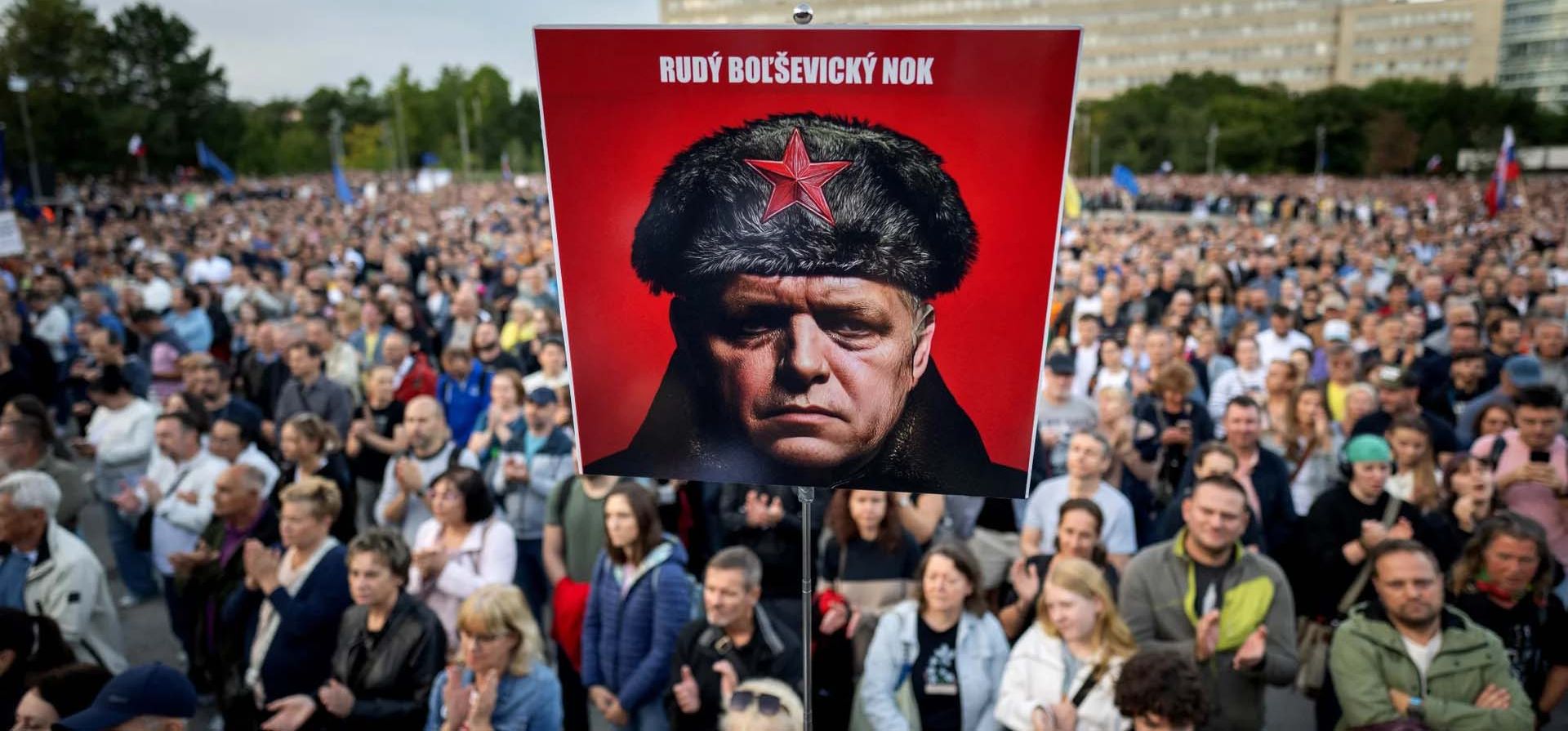 Una pancarta que representa al primer ministro, Robert Fico, que dice Una pancarta que representa al primer ministro, Robert Fico, que dice