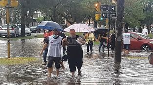 Las fuertes lluvias taparon de agua Avenida Galicia y complicó la vacunación docente
