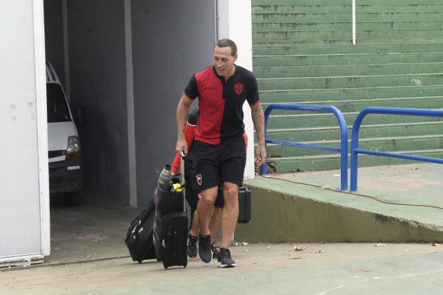 Cristian Lema se retira del Gigante tras la victoria. El Sicario fue la figura del clásico
