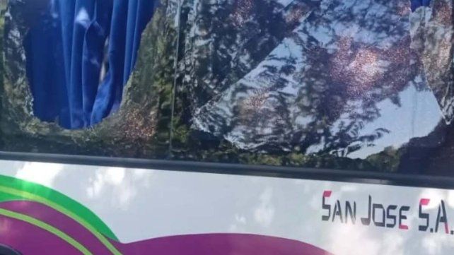 Colectivo en prácticas de manejo chocó contra vivienda en Parque Varisco.