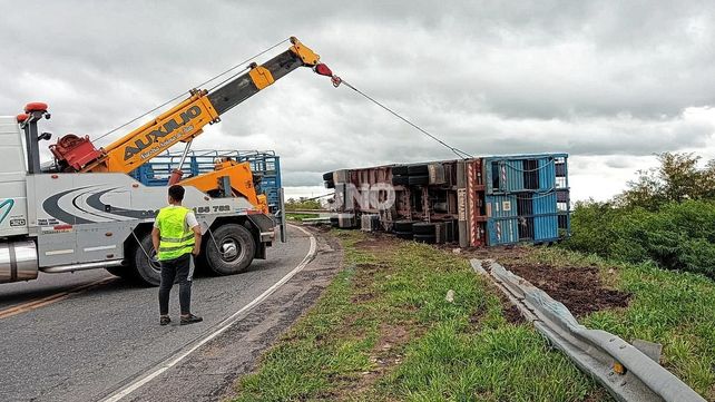 Un camión jaula con animales volcó en autopista Santa Fe-Rosario.&nbsp;