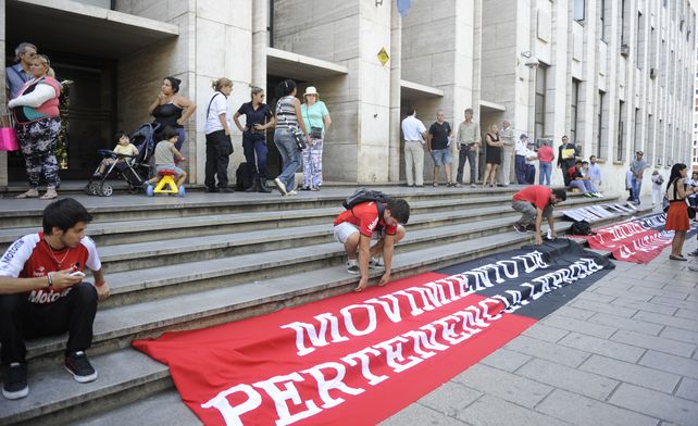 Un grupo de simpatizantes leprosos autoconvocados se reunieron hoy frente a tribunales para manifestarse en contra del ex presidente de Newells Eduardo López.