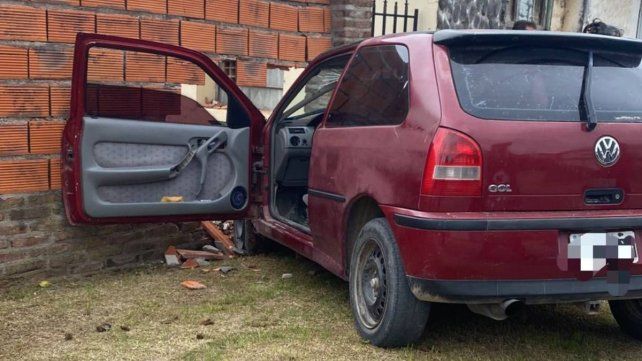 Un auto chocó contra la pared de una vivienda en Diamante