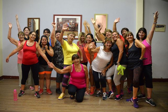 Actividades para disfrutar. Quienes asisten a las clases de zumba gold compartieron su alegría.