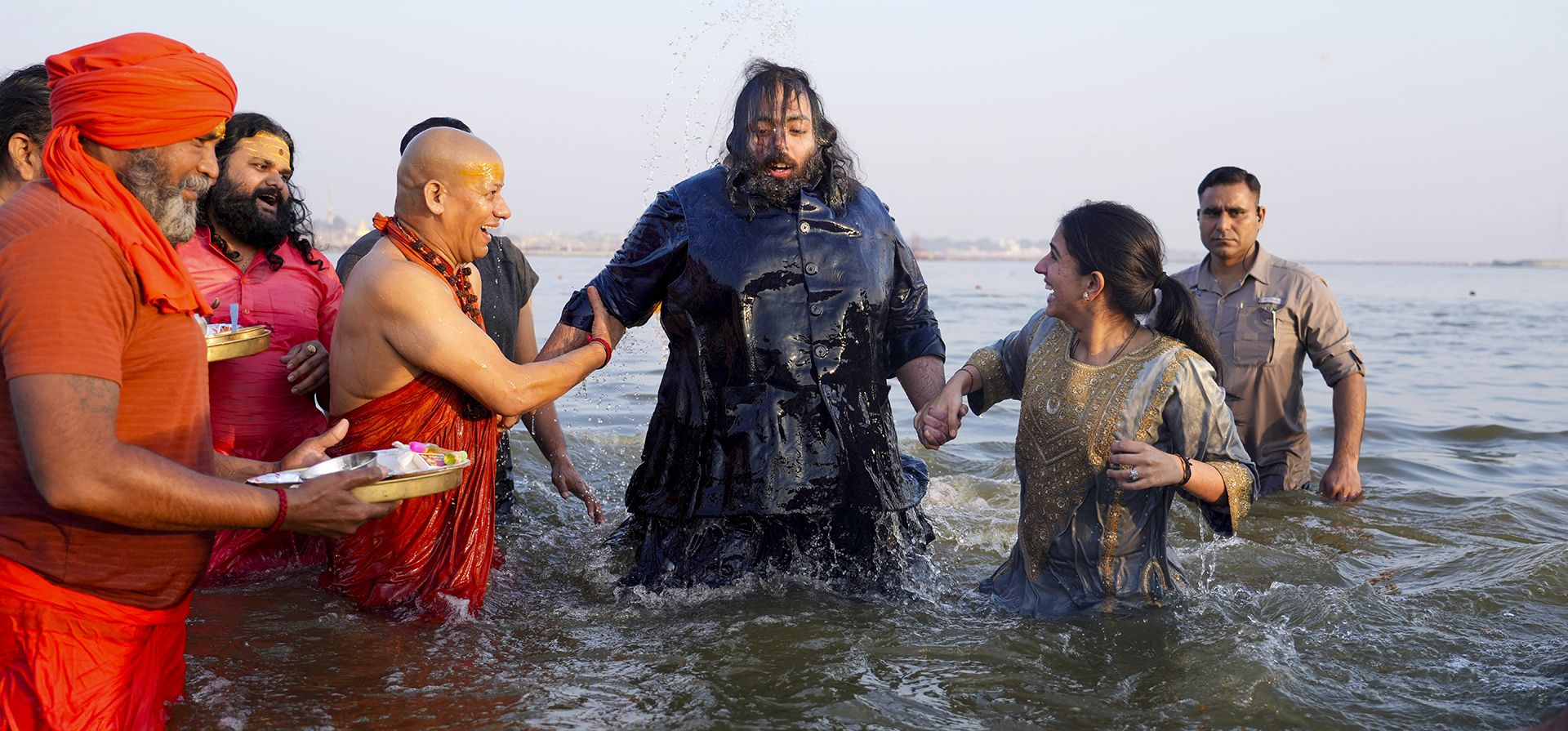 Baño sagrado en Sangam, la confluencia de los ríos Ganges, Yamuna y el mítico Saraswati, durante el festival Mahakumbh, en el estado de Uttar Pradesh, en el norte de la India, el lunes 11 de febrero de 2025. (Foto AP/Rajesh Kumar Singh) Baño sagrado en Sangam, la confluencia de los ríos Ganges, Yamuna y el mítico Saraswati, durante el festival Mahakumbh, en el estado de Uttar Pradesh, en el norte de la India, el lunes 11 de febrero de 2025. (Foto AP/Rajesh Kumar Singh)