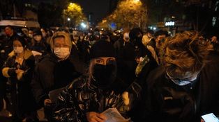 Protesta nocturna en Pekín. Los jóvenes mostraban hojas en blanco en contra de la censura del régimen.