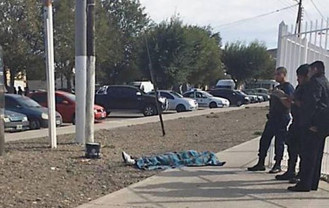 Penoso. La víctima fatal fue baleada desde un auto Volkswagen Gol bordó.