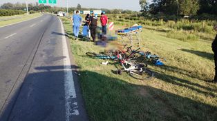 Los cuatro ciclistas se dirigían a Roldan cuando fueron embestidos por la Trafic.