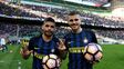 Banega e Icardi posan con las pelotas que se llevaron por anotar tres goles cada uno.