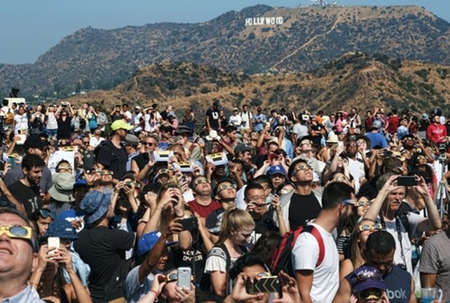 los ángeles. Una multitud instalada en el parque del Observatorio Griffith