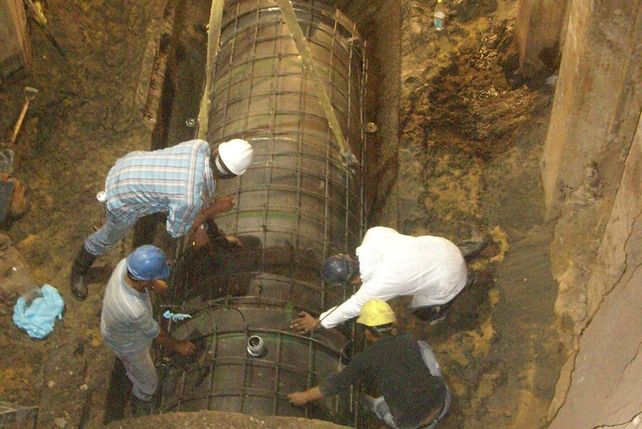 Socavón de Urquiza: se colocaron los primeros tramos de reparación del conducto cloacal