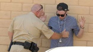 Un mago hizo desaparecer una bolsa con marihuana frente a un policía desencajado