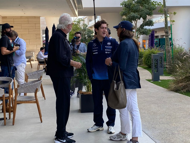 Una charla que ilusiona. Franco Colapinto, junto a su manager María Catarinau y Flavio Briatore, el hombre fuerte de Alpine.