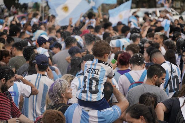 La fiesta del fútbol se armó en el Monumento a la Bandera