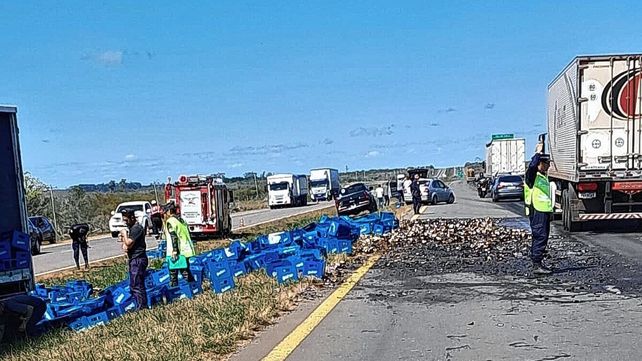 Un camión chocó y desparramó cerveza en la autovía 14