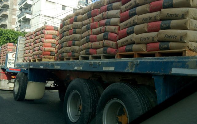 La venta de insumos para la construcción cayó junto con la actividad en las obras públicas y privadas.