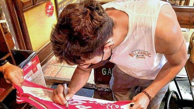 Santiago Mele firmó una camiseta de Unión en su despedida de Plaza Colonia y antes de viajar a Santa Fe.&nbsp;