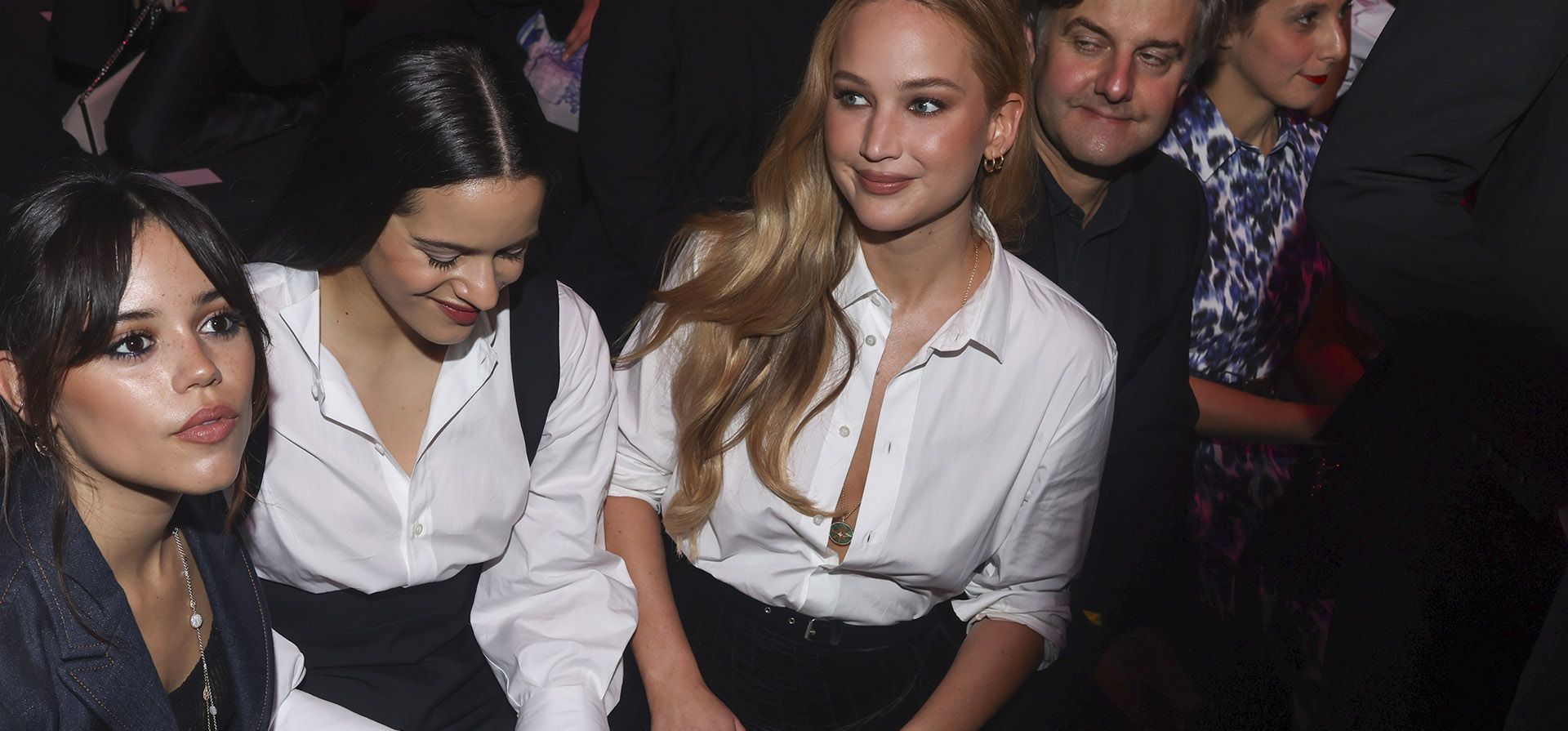 Jenna Ortega, de izquierda a derecha, Rosalía y Jennifer Lawrence asisten a la colección de ropa femenina Primavera/Verano 2024 de Christian Dior presentada el martes 26 de septiembre de 2023 en París. (Foto AP/Vianney Le Caer) Jenna Ortega, de izquierda a derecha, Rosalía y Jennifer Lawrence asisten a la colección de ropa femenina Primavera/Verano 2024 de Christian Dior presentada el martes 26 de septiembre de 2023 en París. (Foto AP/Vianney Le Caer)