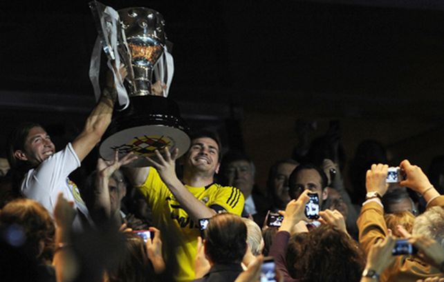 Sergio Ramos y Casillas levantan la copa en el Bernabeu. Los merengues rompieron otro récord.