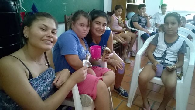 Las niñas en el merendero de Charruarte. &nbsp;