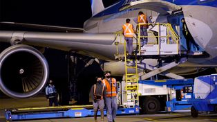 Coronavirus: arriba el vuelo de Aerolíneas Argentinas con 500.000 dosis de la vacuna Sputnik V