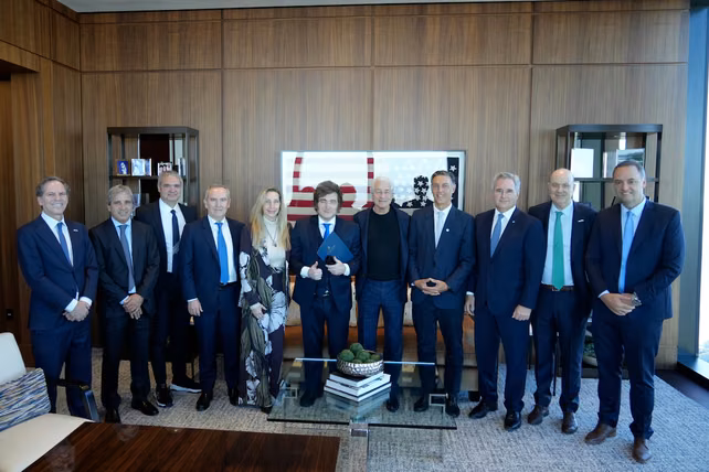 Javier Milei junto a parte de la comitiva oficial que lo acompañó a Nueva York