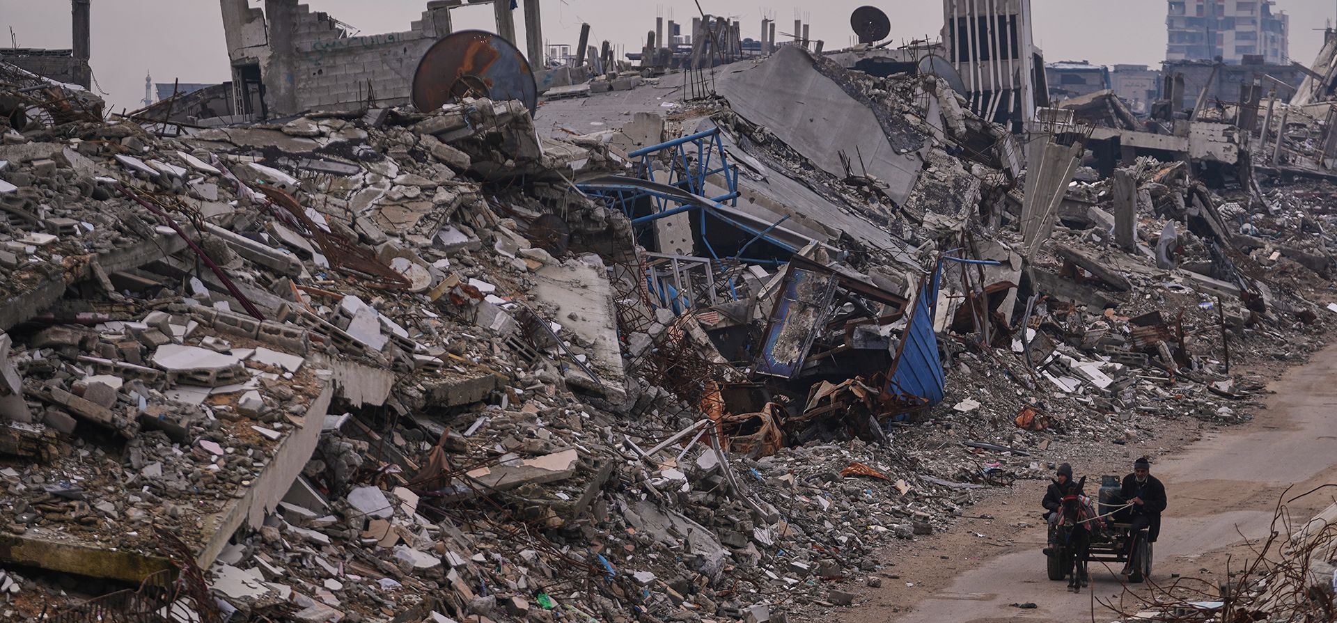Palestinos pasan por una calle rodeada de edificios destruidos durante las operaciones aéreas y terrestres israelíes en el barrio de Sheikh Radwan, en la ciudad de Gaza, el martes 30 de diciembre de 2025. (Foto AP/Abdel Kareem Hana) Palestinos pasan por una calle rodeada de edificios destruidos durante las operaciones aéreas y terrestres israelíes en el barrio de Sheikh Radwan, en la ciudad de Gaza, el martes 30 de diciembre de 2025. (Foto AP/Abdel Kareem Hana)