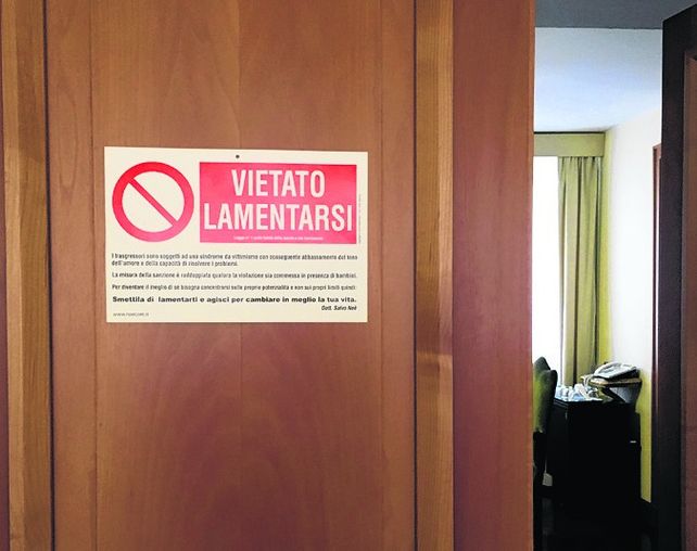 puerta. El cartel se lo regaló el picoterapeuta Salvo Noé al Pontífice.