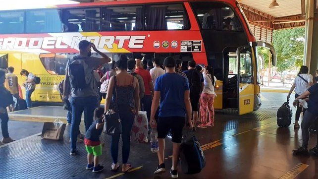 El gobierno de Javier Milei eliminó la obligatoriedad a las empresas de transporte de pedir documentos a menores de edad. La medida desactiva uno de los controles de la trata. Hubo críticas de legisladoras