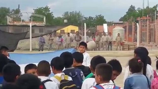 El gesto de un grupo de albañiles que emocionó a todos durante un acto escolar
