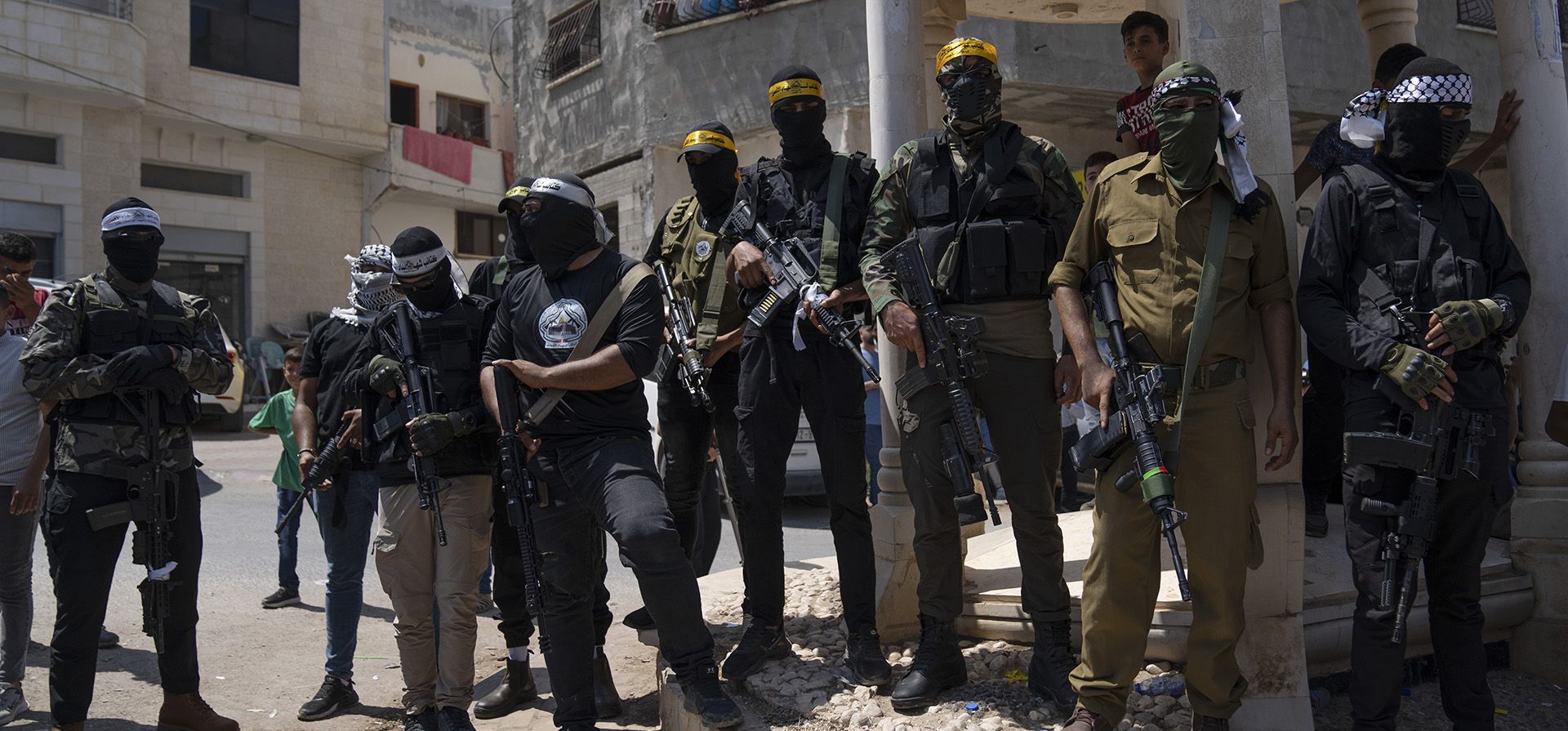 Hombres armados palestinos esperan para escoltar el cuerpo de Abdulrahim Ghannam, de 36 años, durante su funeral en la ciudad cisjordana de Aqaba, cerca de Tubas, el viernes 1 de septiembre de 2023. (Foto AP/Nasser Nasser) Hombres armados palestinos esperan para escoltar el cuerpo de Abdulrahim Ghannam, de 36 años, durante su funeral en la ciudad cisjordana de Aqaba, cerca de Tubas, el viernes 1 de septiembre de 2023. (Foto AP/Nasser Nasser)
