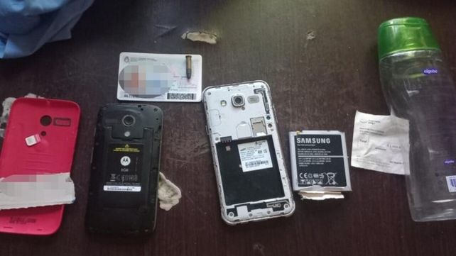 Le enviaron mensajes de WhatsApp intimidatorios y dejaron en la puerta de su casa una nota escrita a mano con una bala que pegaron con una etiqueta de un gel de ducha.