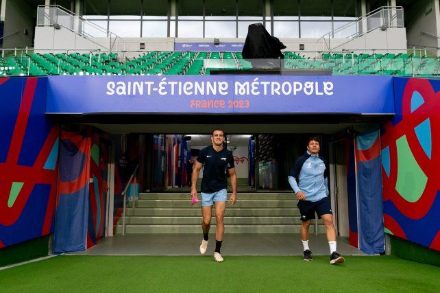 El rosarino Emiliano Boffelli y el mendocino Bertranou ingresan al estadio para hacer el reconocimiento del campo de juego.