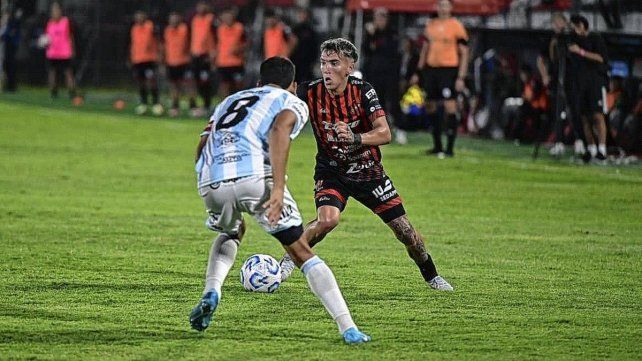 Valentín Pereyra intenta desnivelar ante la marca de Ivo Chávez.&nbsp;